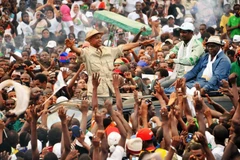 Ứng cử viên đối lập Cellou Dalein Diallo giữa đám đông người ủng hộ. (Ảnh: AFP)