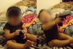 Hoảng hồn với cặp bố mẹ cho con chơi với súng rồi quay video