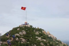 Xây dựng cột cờ Tổ quốc trên đảo tiền tiêu vùng biển Đông Bắc