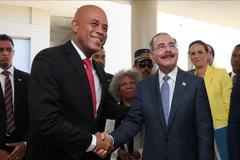 Tổng thống Haiti Michel Martelly (trái) và người đồng cấp Cộng hòa Dominicana Danilo Medina. (Ảnh: EFE)
