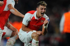 Mesut Ozil ăn mừng sau khi ghi bàn ấn định chiến thắng 2-0 trước Bayern Munich. (Nguồn: Dailymai.co.uk)