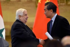 Ngoại trưởng Trung Quốc Vương Nghị và người đồng cấp Syria Walid Muallem đang ở thăm Bắc Kinh. (Ảnh: AFP/TTXVN)