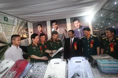 Tham quan một gian hàng tại hội chợ. (Ảnh: TTXVN)