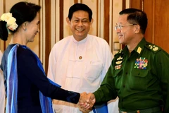 Tướng Min Aung Hlaing chúc mừng thắng lợi của bà Aung San Suu Kyi. (Nguồn: EPA)