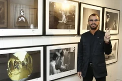 Tay trống Ringo Starr tại phòng trưng bày các bức ảnh lần đầu tiên được công bố về ban nhạc huyền thoại Beatles. (Ảnh: AP)