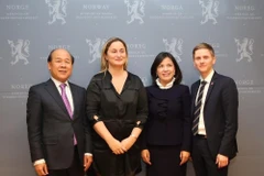 Thứ trưởng Bộ Giao thông vận tải Nguyễn Văn Công (thứ nhất từ trái sang) gặp gỡ giới chức Na Uy tại Oslo ngày 30/11. (Nguồn: Đại sứ quán Việt Nam tại Na Uy)