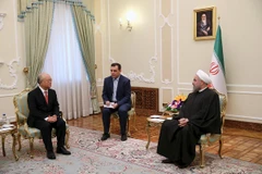 Tổng Giám đốc IAEA Yukiya Amano (trái) trong cuộc gặp Tổng thống Iran Hassan Rouhani tại Tehran ngày 20/9. (Ảnh: AFP/TTXVN)