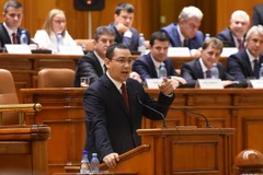 Thủ tướng Victor Ponta phát biểu sau cuộc bỏ phiếu tại Quốc hội. (Ảnh: AFP/TTXVN)