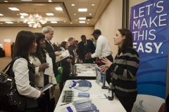 Những người tìm việc tại hội chợ việc làm ở Portland, Oregon. (Ảnh: AFP/TTXVN)