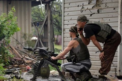 Binh sỹ Ukraine đụng độ với lực lượng dân quân ở thị trấn Mariinka. (Ảnh: AFP)