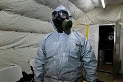 Chuyên gia của Liên hợp quốc tham gia quá trình tiêu hủy kho vũ khí hóa học tại Syria. (Ảnh: AP)