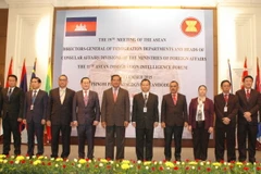 Phó Thủ tướng, Bộ trưởng Nội vụ Campuchia Sar Kheng chụp ảnh chung với các Trưởng đoàn và đại diện Ban Thư ký ASEAN. (Ảnh: Xuân Khu/TTXVN)