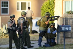 Lực lượng cảnh sát truy tìm đối tượng xả súng ở San Bernardino, California. (Ảnh: Reuters)