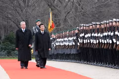 Tổng thống Cộng hòa Liên bang Đức Joachim Gauck và Chủ tịch nước Trương Tấn Sang duyệt Đội danh dự. (Ảnh: Nguyễn Khang/TTXVN)