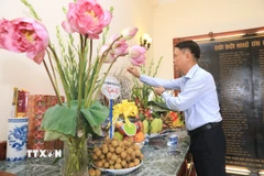 Ông Nguyễn Đức Lợi, Ủy viên Trung ương Đảng, Tổng Giám đốc Thông tấn xã Việt Nam dâng hương tưởng niệm các liệt sỹ của TTXVN. (Ảnh: Thành Đạt/TTXVN)