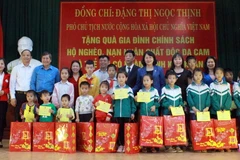 Phó Chủ tịch nước Đặng Thị Ngọc Thịnh tặng quà cho trẻ em có hoàn cảnh khó khăn trên địa bàn xã Tân Thịnh, huyện Lạng Giang. (Ảnh: Đồng Thúy/TTXVN)