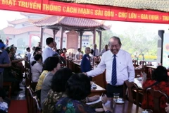 Phó Thủ tướng thường trực Chính phủ Trương Hòa Bình thăm hỏi các lão thành cách mạng, Bà Mẹ Việt Nam Anh hùng tới dự buổi họp mặt. (Ảnh: Thành Chung/TTXVN)