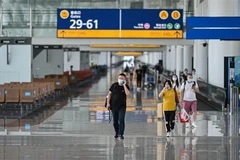 Hành khách đeo khẩu trang phòng lây nhiễm COVID-19 tại sân bay ở Vũ Hán, tỉnh Hồ Bắc, Trung Quốc, ngày 14/7/2020. (Ảnh: THX/TTXVN)