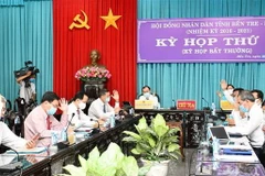 Đại biểu HĐND tỉnh biểu quyết thông qua Nghị quyết kỳ họp. (Ảnh: Công Trí/TTXVN)