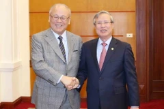 Ông Trần Quốc Vượng, Ủy viên Bộ Chính trị, Thường trực Ban Bí thư tiếp Cố vấn đặc biệt Liên minh Nghị sỹ Hữu nghị Nhật-Việt Takebe Tsutomu. (Ảnh: Phương Hoa/TTXVN)
