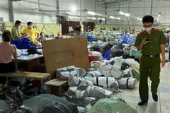 Lực lượng chức năng kiểm tra Công ty trách nhiệm hữu hạn may Đăng Linh HD. (Ảnh: TTXVN)