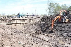 Thi công các cống trên địa bàn thành phố Bến Tre. (Ảnh: Công Trí/TTXVN)