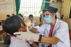 Mượn tạm lớp học để tổ chức điều tra dịch tễ, khám, điều trị bệnh bạch hầu. (Ảnh: TTXVN)