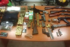 Vũ khí bị cảnh sát thu giữ trong chiến dịch triệt phá băng nhóm mafia tại Italy ngày 19/12/2019. (Ảnh: AFP/TTXVN)