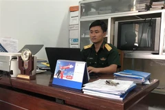 Thượng úy Phạm Văn Linh nghiên cứu tài liệu cho các dự án sáng tạo, cải tiến kỹ thuật trong đơn vị. (Ảnh: Phan Sáu/TTXVN)