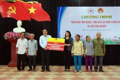 Trao nhà tình nghĩa, tặng quà cho hộ nghèo ở tỉnh Quảng Nam