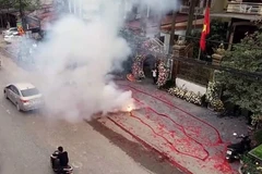 Hình ảnh đốt pháo trong đám cưới tại Sóc Sơn. (Ảnh: CTV/Vietnam+)