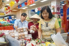 Nhân viên siêu thị liên tục bổ sung hàng hóa phục vụ nhu cầu mua sắm của người dân. (Ảnh minh họa. Nguồn: TTXVN)