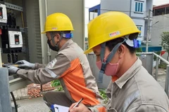 Công nhân Công ty Điện lực Thái Bình vận hành trạm biến áp 110kV cấp điện cho các phụ tải trên địa bàn. (Ảnh: TTXVN)