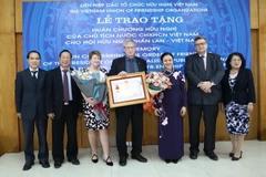 Chủ tịch Liên hiệp các tổ chức hữu nghị Việt Nam Nguyễn Phương Nga với Hội Hữu nghị Phần Lan-Việt Nam cùng các đại biểu tại buổi lễ. (Ảnh: Văn Điệp/TTXVN)