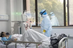 Nhân viên y tế điều trị cho bệnh nhân nhiễm COVID-19 tại bệnh viện Hán Khẩu ở Vũ Hán, Trung Quốc ngày 21/3/2020. (Ảnh: THX/TTXVN)