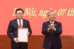 Thường trực Ban Bí thư Trần Quốc Vượng trao quyết định bổ nhiệm đồng chí Vương Đình Huệ làm Bí thư Thành ủy Hà Nội.(Ảnh: Văn Điệp/TTXVN)
