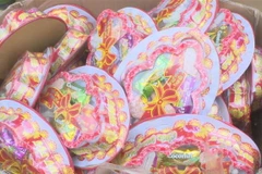 Công an huyện Mộc Châu, tỉnh Sơn La, kiểm tra, phát hiện và thu giữ trên 500 hộp mứt tết không rõ nguồn gốc xuất xứ. (Ảnh: TTXVN)