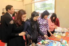 Khách tham quan một triển lãm ảnh, tư liệu về chủ đề Đảng Cộng sản Việt Nam - 90 năm xây dựng và phát triển. (Ảnh minh họa. Nguồn: TTXVN)