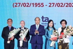 Thủ tướng Nguyễn Xuân Phúc tặng và truy tặng Kỷ niệm chương cho các tri thức có đóng góp lớn cho nền y học Việt Nam. (Ảnh: Thống Nhất/TTXVN)