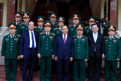 Thủ tướng Nguyễn Xuân Phúc với các cán bộ, sỹ quan chỉ huy Bộ Tư lệnh Quân khu V. (Ảnh: Thống Nhất/TTXVN)