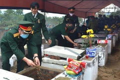 An táng 10 hài cốt liệt sỹ quy tập về Nghĩa trang Liệt sỹ Quốc gia Vị Xuyên. (Ảnh: Minh Tâm/TTXVN)