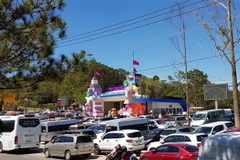 Tắc đường tại khu vực cổng khu du lịch Thung lũng tình yêu. (Ảnh: Chu Quốc Hùng/TTXVN)