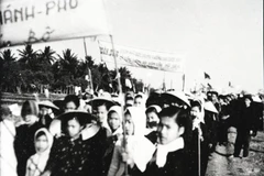 Ngày 7/4/1961, hơn 5.000 người dân Bến Tre míttinh tẩy chay trò hề bầu cử tổng thống lần thứ hai của Mỹ-Diệm. (Ảnh: Tư liệu TTXVN)