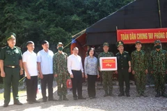 Trưởng ban Dân vận Trung ương Trương Thị Mai đến thăm, tặng quà cán bộ, chiến sỹ tổ chốt Mốc 746, Đồn Biên phòng Cửa khẩu Trà Lĩnh, huyện Trùng Khánh, tỉnh Cao Bằng. (Ảnh: Chu Hiệu/TTXVN)