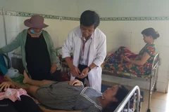 Bác sỹ thăm khám cho bệnh nhân ngộ độc. (Ảnh: Đậu Tất Thành/Vietnam+)