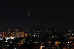 Tên lửa phòng không Syria trên bầu trời thủ đô Damascus ngày 20/7/2020. (Ảnh: THX/TTXVN)