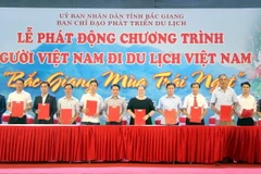 Các doanh nghiệp, cơ sở kinh doanh dịch vụ du lịch tại Bắc Giang ký kết chương trình kích cầu du lịch. (Ảnh: Đồng Thúy/TTXVN)