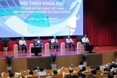 Các nguyên lãnh đạo Đảng, Nhà nước và Bộ Ngoại giao trình bày tham luận tại hội thảo. (Ảnh: Lâm Khánh/TTXVN)