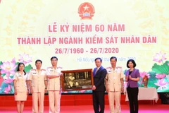 Bí thư Thành ủy Hà Nội Vương Đình Huệ tặng bức ảnh Chủ tịch Hồ Chí Minh cho Viện Kiểm sát Nhân dân thành phố Hà Nội. (Ảnh: Văn Điệp/TTXVN)