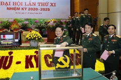 Đại tướng Ngô Xuân Lịch, Ủy viên Bộ Chính trị, Phó Bí thư Quân ủy Trung ương, Bộ trưởng Bộ Quốc phòng và Đoàn Chủ tịch bỏ phiếu bầu cử đại biểu dự Đại hội đại biểu toàn quốc lần thứ XIII của Đảng. (Ảnh: Dương Giang/TTXVN)